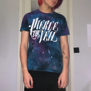 Pierce the veil tröja från hot topic - Säljer min pierce the veil tröja från hot topic! Köpte den för flera år sen men den är knappt använd. Köparen står för frakt!