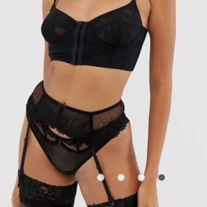 Svarta suspenders och lårstrumpbyxor från hunkemöller - Svarta suspenders och lår strumpbyxor från hunkemöller. Kan skicka bilder på dom men inte med dom på mig. Storlek S på suspenders och strumpbyxorna i S/M ungefär. Pris kan sänkas vid snabb affär💗 