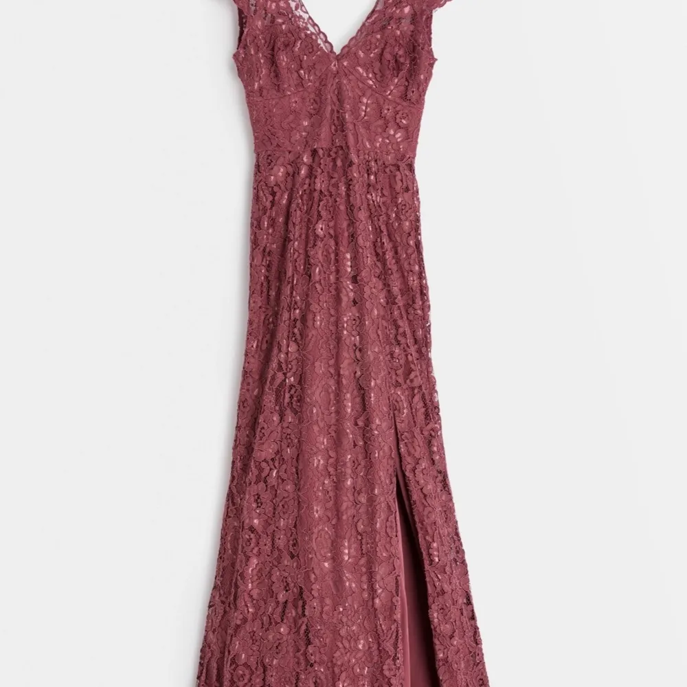 Carolina Gynning klänning i färgen ”old rose” Storlek 34. Aldrig använd. Köpt på bubbleroom för 999kr. Pris kan diskuteras vid snabb affär. . Klänningar.