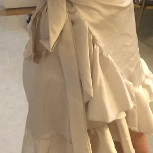 Kjol - Vit härlig sommar kjol! Det är en st S, men man kan knyta den själv så man kan ha den i st M!💜