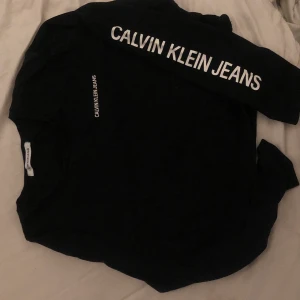 Calvin klein  - Väldigt fin Calvin klein tröja. Inte mycket använd. Köpt för ungefär två år sen. Säljs bara för jag bytt stil. Tar emot swish på alla mina annonser och köparen står för frakten 