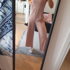 Jumpsuit MONKI - Eftertraktad jumpsuit från MONKI! Färgen är en peachrosa och säljer den för att den inte passar min hudton🍑🍑