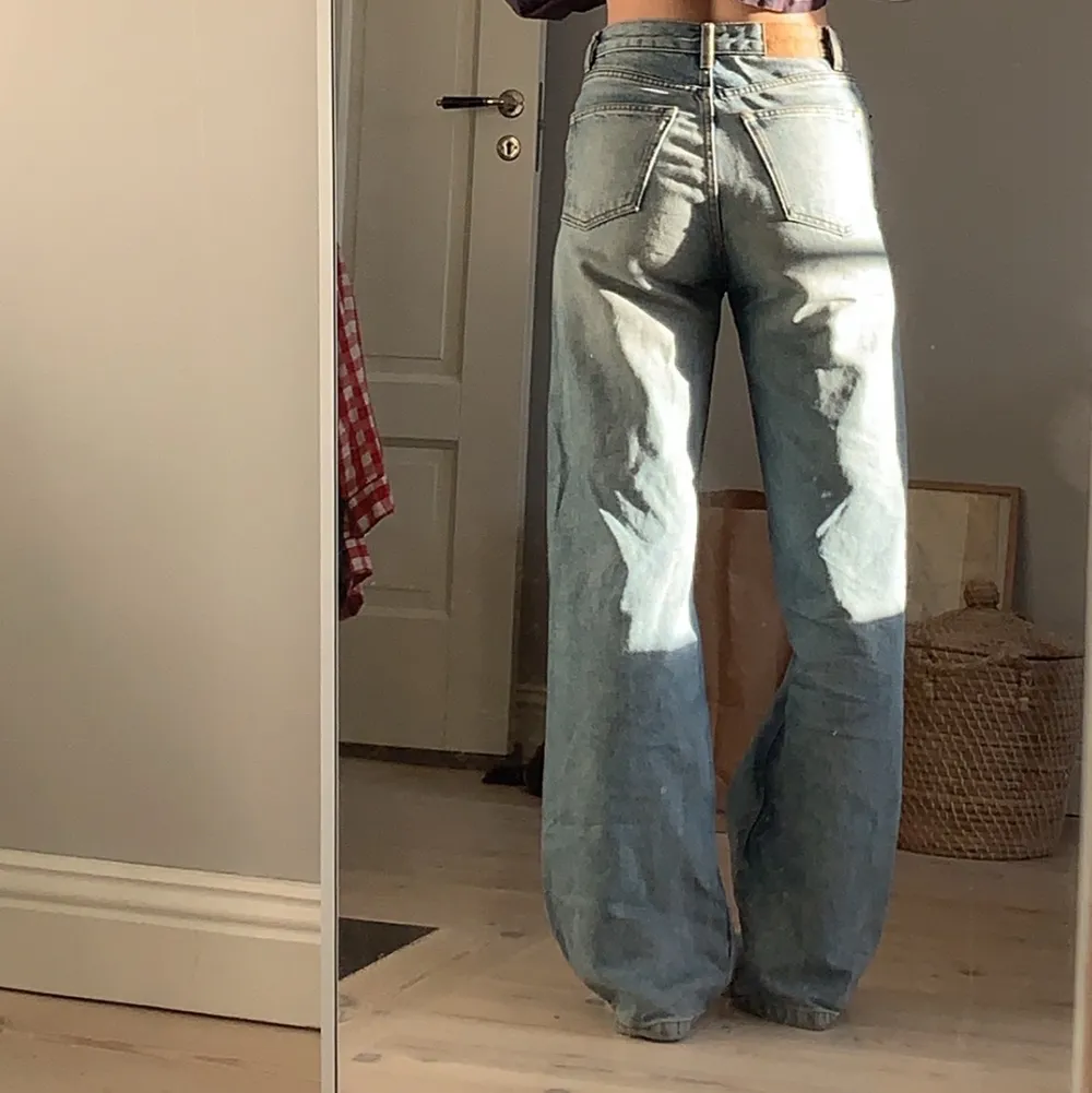 Jeans i modellen Yoko! En liten beige fläck på låret (0.5 cm) och lite slitna längst ner eftersom de är för långa. Köparen står för frakt!. Jeans & Byxor.