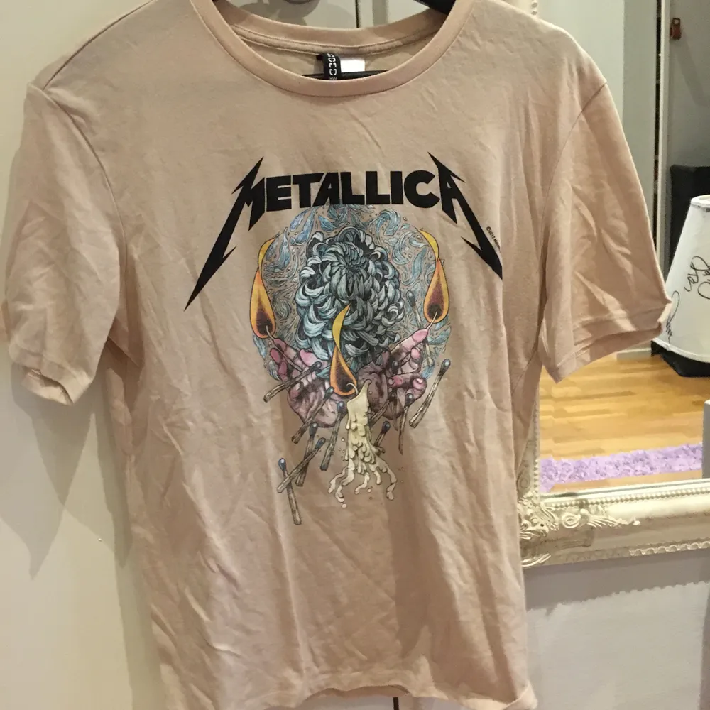 Metallica t-shirt med ballt tryck! Pris är diskuterbart!. Skjortor.