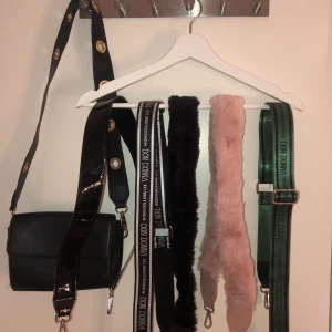 Väskband DON DONNA - Säljer ALLA min väskband från DON DONNA!! Såå fina o vissa är till o med oanvända (prislapp kvar på en)! Väskan som hänger till vänster går även att köpa till, som väskbanden passar till!! 1st 60kr 2st 110kr 3st 150kr ALLTING 250kr!! Väskan tsm med 1 band 75kr!