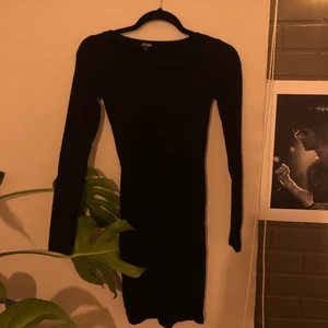 Enkel Svart Tight Halvlång Långärmad Klänning  - En enkel svart långärmad klänning som är halvlång. Bra skick och i strl XS, skriv för mer info! 
