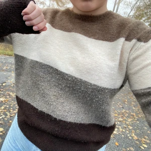 Stickad randig tröja - Stickad tröja i bra skick, möts eller fraktar (63kr)💖