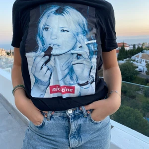 Cool supreme instruerad t-shirt!  - Härlig och ur ball t-shirt köpt i New yourk! 