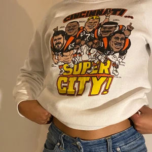 Tröja strl XS  - Tröjan är ganska kort i armarna så passar typ en XS!! 95kr exklusive frakt!! Om köparen vill ha plagget fraktat rekommenderar jag spårbar frakt, men en får själv stå för kostnaden✨🙃  FLERA INTRESSERADE så bud från 95kr!! 