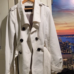 Vit Kappa - Vit kappa från Zara, skitsnygg och liknar Burberry.