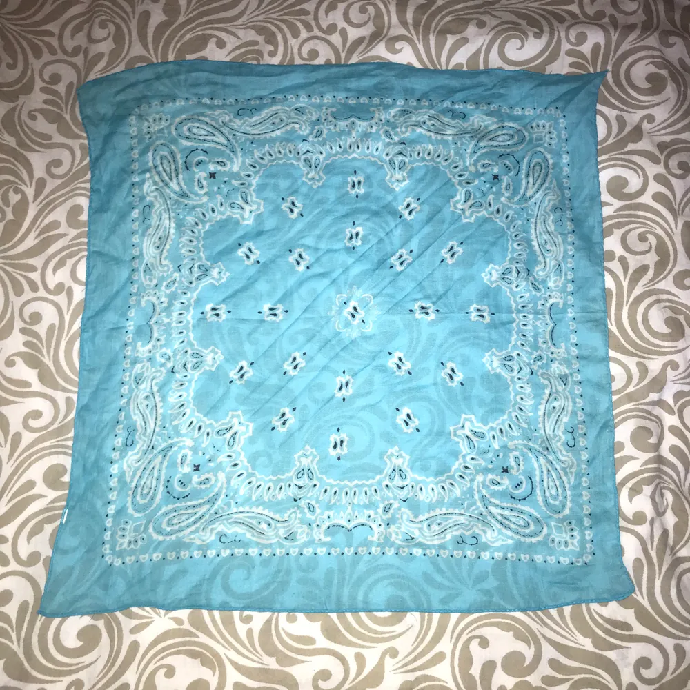 En fin blå bandana i klassiskt mönster. Aldrig använd! Skriv till mig vid intresse! + frakt tillkommer!💙🤍💙🤍. Accessoarer.