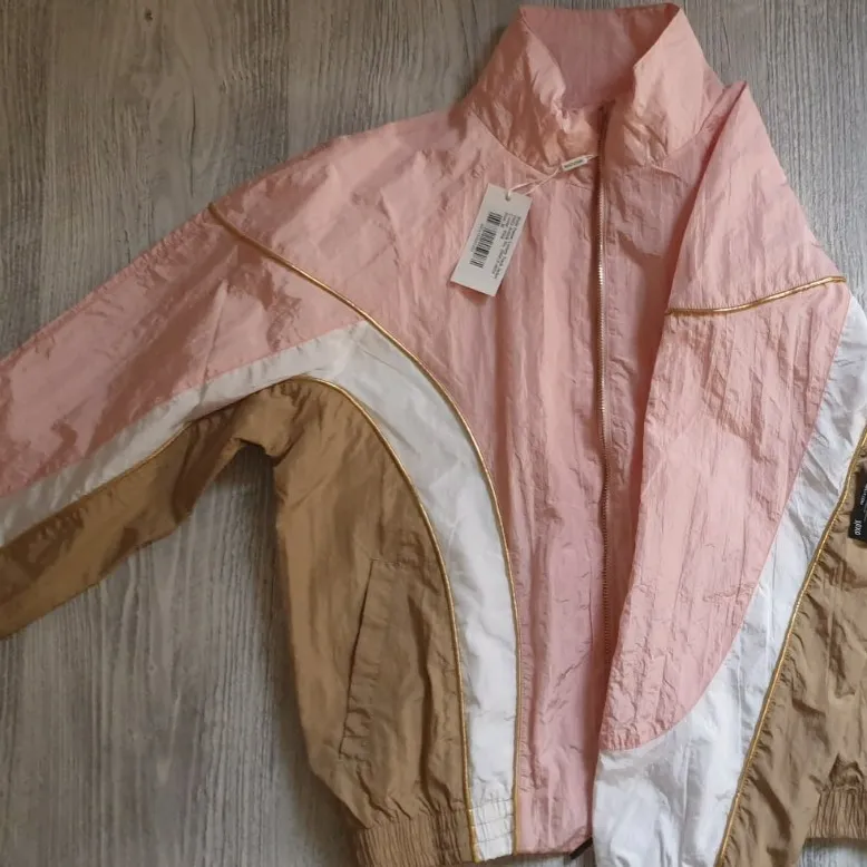 En pink Luxury Track Pants(st34) and Jacket(st36) från Nelly, som är helt ny och oanvänd. Kan köpas både som ett set och som separata delar. Vid köp som set 650kr och vid köp som separata  delar 350kr var.. Jeans & Byxor.