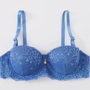 Push-up bra - 🦋Säljer denna jättefina push-up bh från Shein då den inte passade mig som har 70b, skulle mer säga att den är 70A.🦋 Men den är verkligen san till bilden och färgen💕 