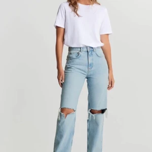 Intressekoll!! - Intressekoll på de populära ginajeansen! Har ett par i storlek 34 som inte kommer så mycket till användning. Buda och skriv om ni är intresserade💕Köparen står för frakt!                                        Högsta bud: 355kr. Budgivningen avslutas måndag ca 20:00