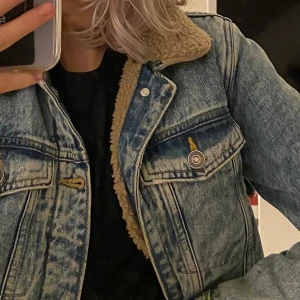 Jeans jacka med foder från river island  - Jätte fin jacka från River island i barnstorlek 150 så alltså  xs/xxs i vuxen. Fint skick och väldigt mysig och varm nu i dessa tider☁️🍁🍂 tveka inte att höra av dig🥰 pris kan diskuteras💖 