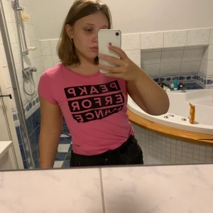 Peak performance t-shirt  - Fick som present för ca 2 år sedan men har bara använt plagget 1-2 gånger. Det är i perfekt skick utöver en liten vid fläck vid loggon men ska försöka ta bort den och uppdaterar om det! Jag brukar använda medium så ha det i åtanke ifall du köper 