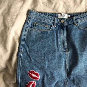 Jeans kjol med tryck - Snygg jeans kjol från NAKD med ett tryck på benet