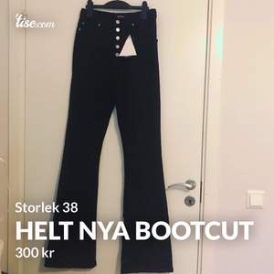 Helt nya bootcut  jeans feån boohoo för tjejer som är långa! Köpte fel då jag är kort och dem är alldeles för långa för mig! Finns fler bilder! Säljer för 300 original pris 450kr! 🥰