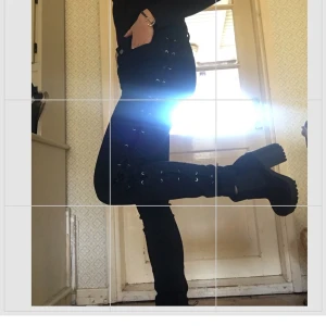 HUNKYDORY Jeans strl 34/36 - Snygga svarta jeans med en cool söm i sidan av benet! Från Hunkydory Stockholm, modell  slim fit high rise. Storlek uppskattad till 34/36. Säljs då dom är lite stora för mig.