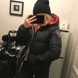 D.brand eskimå vinterjacka, frakten ingår.  - original pris är 2000kr på denna jacka köpt för två vintrar sen. den är svart med rosa insida. storlek S men skulle säga att den passar alla som har xs-m. Den går att dra åt i nederkant för att välja passform. frakten ingår. 