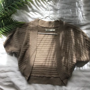 Kofta  - En superfin kofta från Old Navy❤️ Har tyvärr en liknande och denna kommer inte till använding. Om du har någon fråga så skicka gärna! 😊