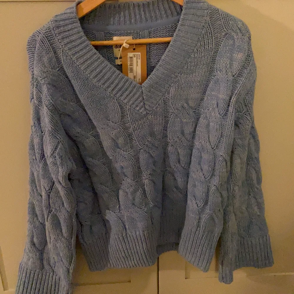 Säljer denna oversized stickade v ringade tröjan från Dobber aldrig använd så är som ny,färgen är en neutral blå färg, så mysig och köpte den för 600 kr.  PRIS KAN DISKUTERAS. Stickat.