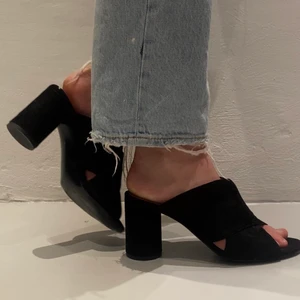 &otherstories klackar - Säljer mina snygga klackar ifrån &otherstories! Passar asbra till nedklätt samt uppklätt. Mocca material på skorna och jätte sköna att gå i (använda en gång) skriv ifall du är intresserad! Kan mötas upp annars står köparen för frakt 🙏🏽😊 