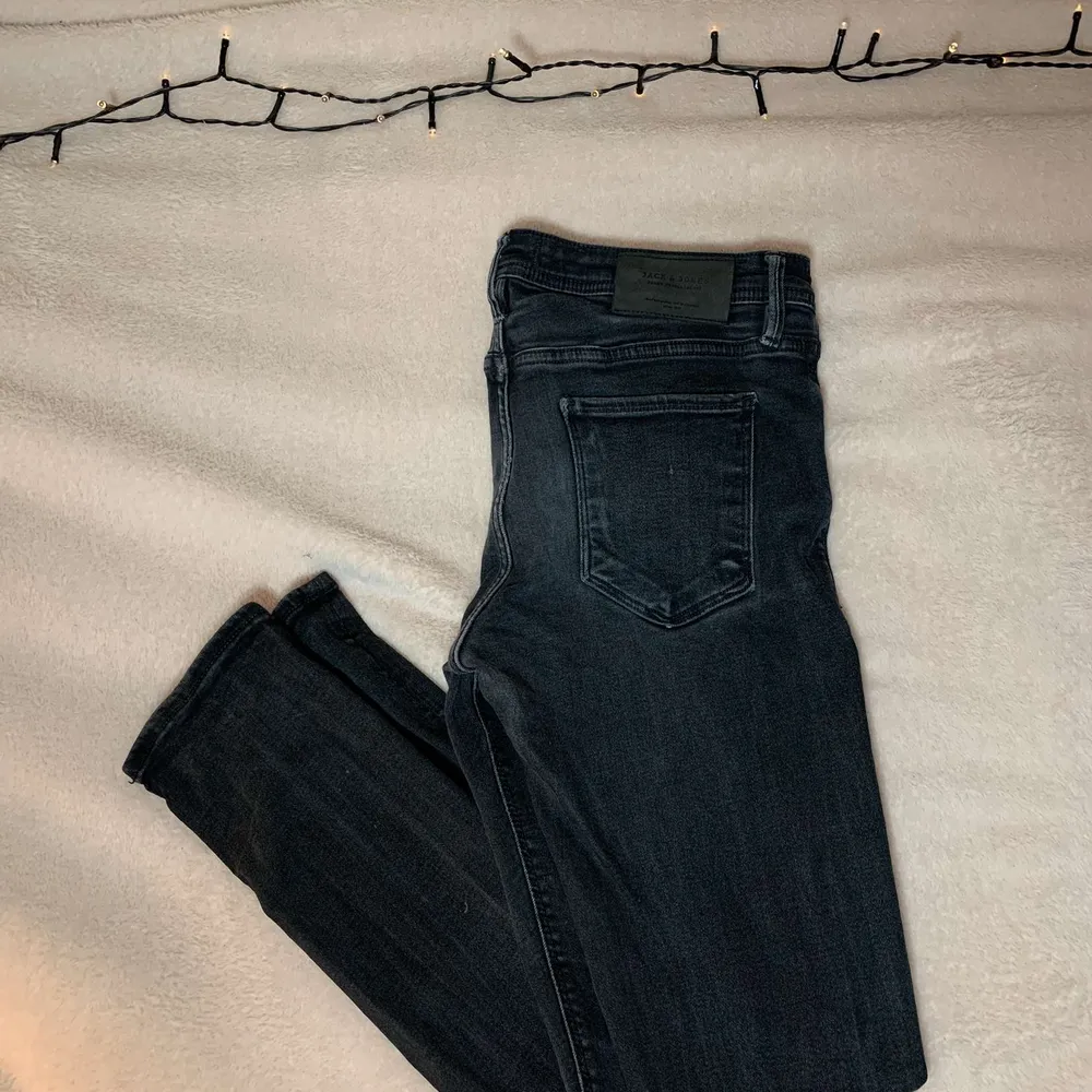 Ett par svarta skinny jeans i storlek 30/32. Bra skick förutom ett litet hål på vänsterlåret. Hålet är bara på utsidan så det går inte igenom hela jeansen. Jag är 180 cm. Jeans & Byxor.