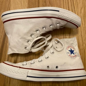 Vita Converse - Nytvättade vita Converse, endast använda några gånger! NYPRIS 759kr Frakt tillkommer eller hämtas i Malmö. 