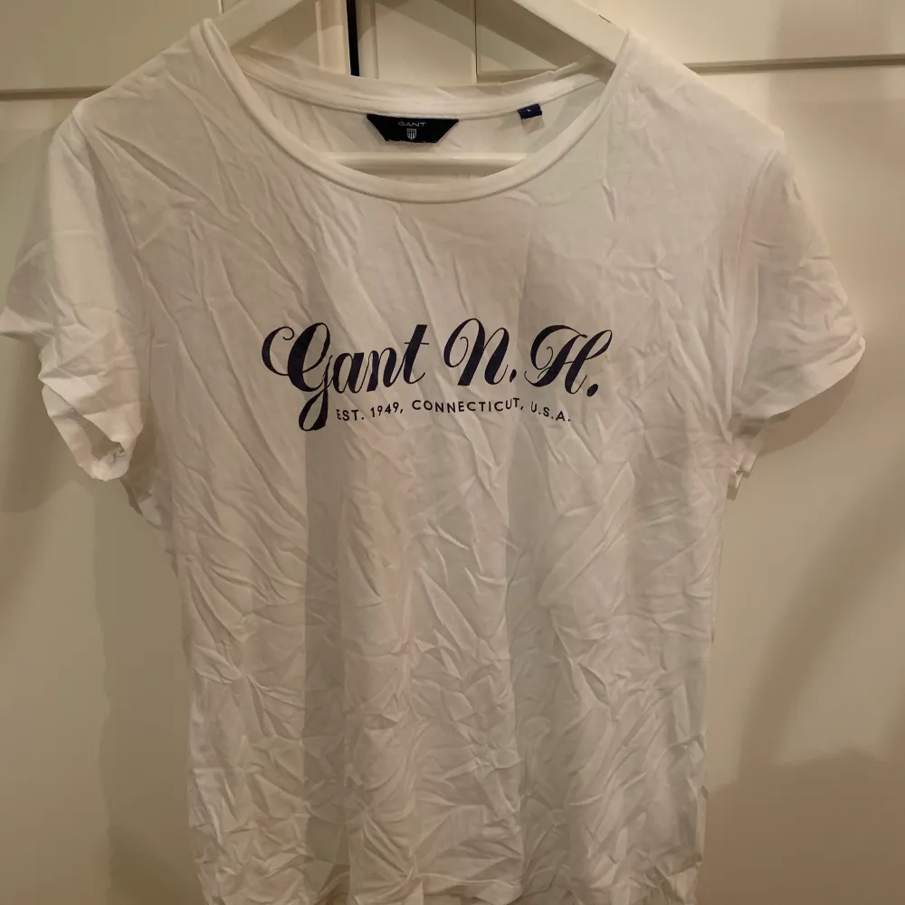 Gant T-shirt i väldigt bra skick! I storlek L men skulle säga mer som en M! . T-shirts.