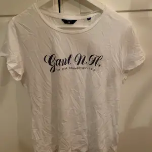 Gant T-shirt i väldigt bra skick! I storlek L men skulle säga mer som en M! 