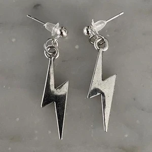 Örhängen blixt  - Jätte fina örhängen, med blixtberlocker. har även en Instagram där jag säljer sånt här kolla gärna in den :Smyckenavmig❤️