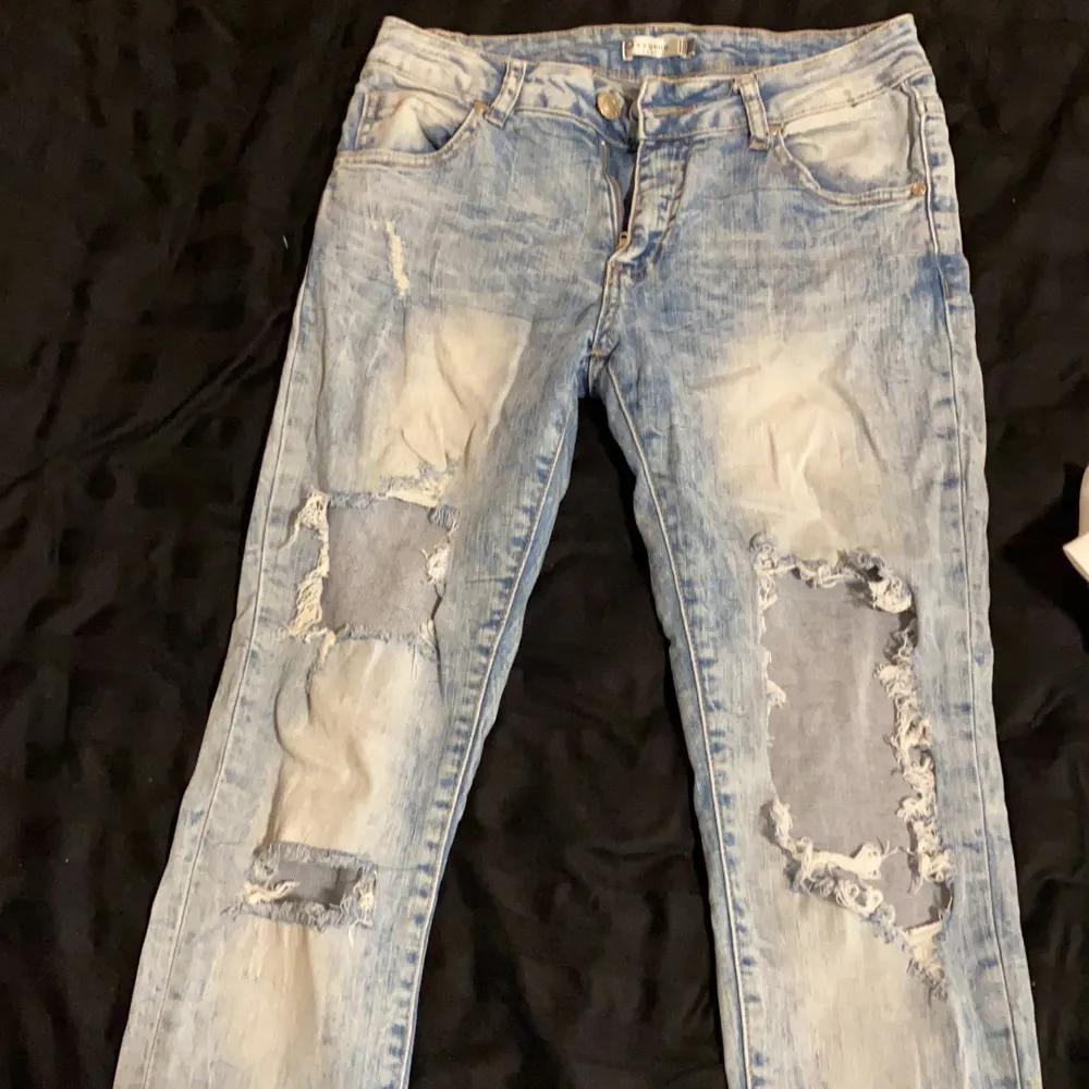 Fina boyfriend/tajta byxor som har slitsningar (en stor slitning vid låret jätte sexig) . Jeans & Byxor.