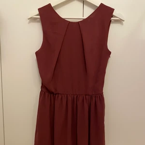 Klänning - En gullig klänning. Färgen är rödare i verkligheten, vinröd. Den slutar en bit åvanför knäna. Aldrig använt den utan den har bara hängt i garderoben. Priset är 30kr + frakt ⭐️