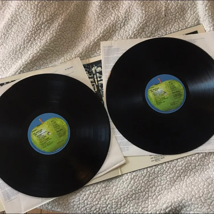 The Beatles - The Blue Album vinyl/LP - 2 LP. Köpt behagnad, har lite repor. Aldrig själv spelat den. ✨. Övrigt.