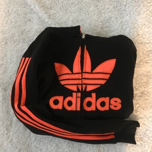 Adidas tjocktröja - Knappt använd flis materiell innuti 