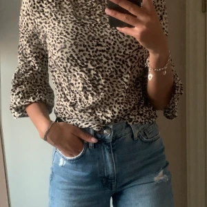 Leopard blus - Säljer denna fina leopard blus från Gina tricot!💖 storlek: xs