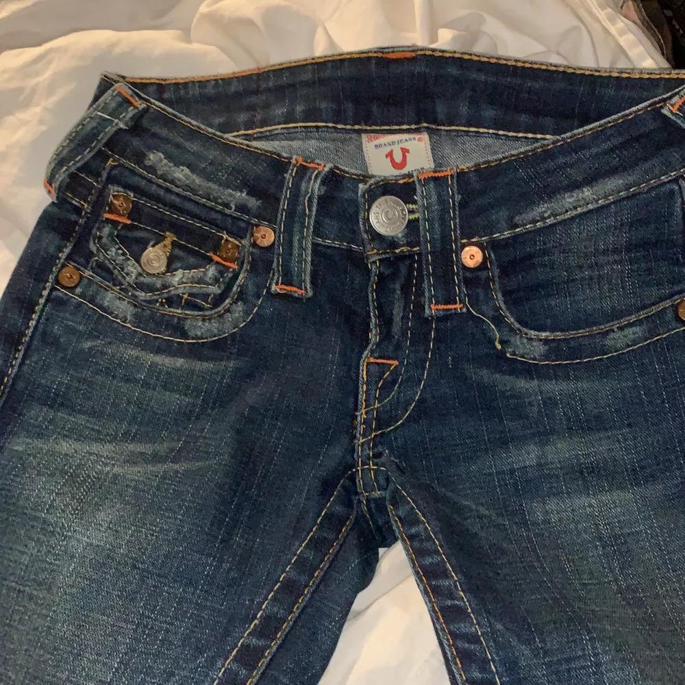 As kattiga low wasted true religion jeans i fin fint skick! Säljer för att de tyvärr är för små för mig :(, byxorna är tajta men svnänger ut lite längst ner❤️ Innerbenslängden är ca 73cm och midjemåttet är ca 78cm. Jeans & Byxor.