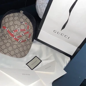 Gucci snake gap storlek M - Skick 9/10 haft 2-3 månader allt finns som en äkta Gucci keps ska ha box, dustbag M.M