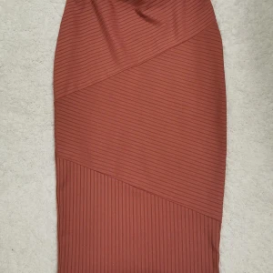 Ribbad kjol  - Snygg ribbad kjol, figursydd. Storlek 34 men passar mig som är 36 för den är stretchig 