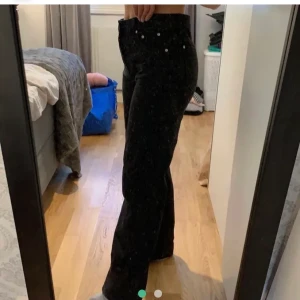 Svarta, vida jeans🖤 - Säljer dessa supersnygga, oanvända jeansen🥰 Passar tyvärr inte mig så säljer vidare! Hör gärna av er vid frågor🪐 