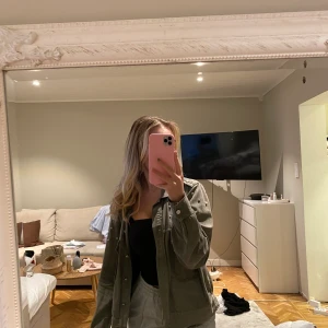 Tunn Höstjackan - En jättefin tunn jacka i storlek 38 (får plats med tjocktröja under på mig som vanligtvis har 34) har använt denna som en oversized jacka.