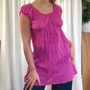 Rosa klänning - Söt rosa klänning med knappar framtill. I fint skick!✨💖