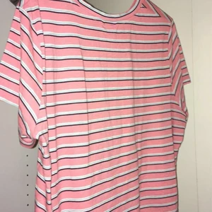 Randig tröja från monki - Randig tröja från monki, pris kan diskuteras, köparen står för frakten💕