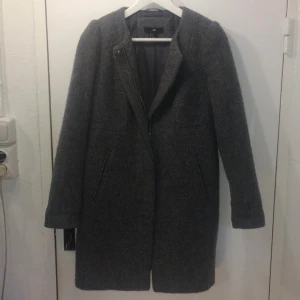  - Kappa från H&M, superfint skick! Använd ca. 3 gånger. Nypris 699:- 
