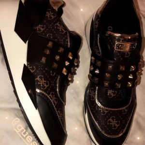 Guess skor - Säljer dessa coola skor från Guess, köpta i London så de är svåra att få tag på. Nyskick och enbart använt några fåtal gånger. Säljer på grund av att de inte är min stil längre. Nypris: 1500. Mer bilder skickas vid förfrågan