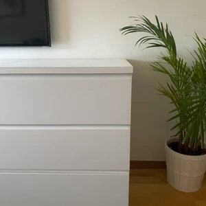 Ikea byrå - En jätte fin praktiskt byrå med 6 styckna lådor! 163 cm på bredden och längden 78cm