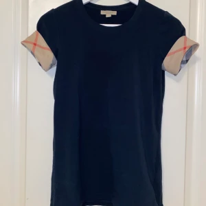Burburry t-shirt - Helt oanvänd endast testad, super bra skick. Storlek xs/s. Marinblå. Pris kan diskuteras☺️
