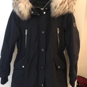Rock and blue jacka  - Dunjacka från rock and blue, Vattenavvisande och varm. Storlek 36 men passar även 38 skulle jag säga. Dragsko i midjan som man kan justera med. Vit stor äkta päls. Endast använd några gånger. Super fint skick! Detaljer och dragkedja i silver. Kvitto finns!