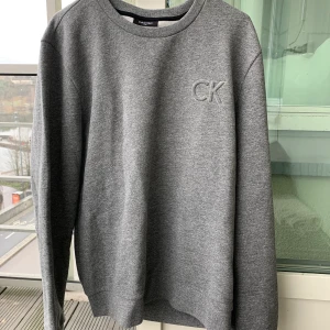 NY tröja från Calvin klein! Sjukt snygg! - Helt ny / oanvänd tröja från calvin klein i superhärlog kvalitet! Väldigt mjuk och varm. Nypris 999:- säljes för 499kr
